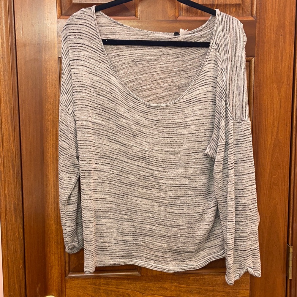 H&M woman’s gray sweater size L